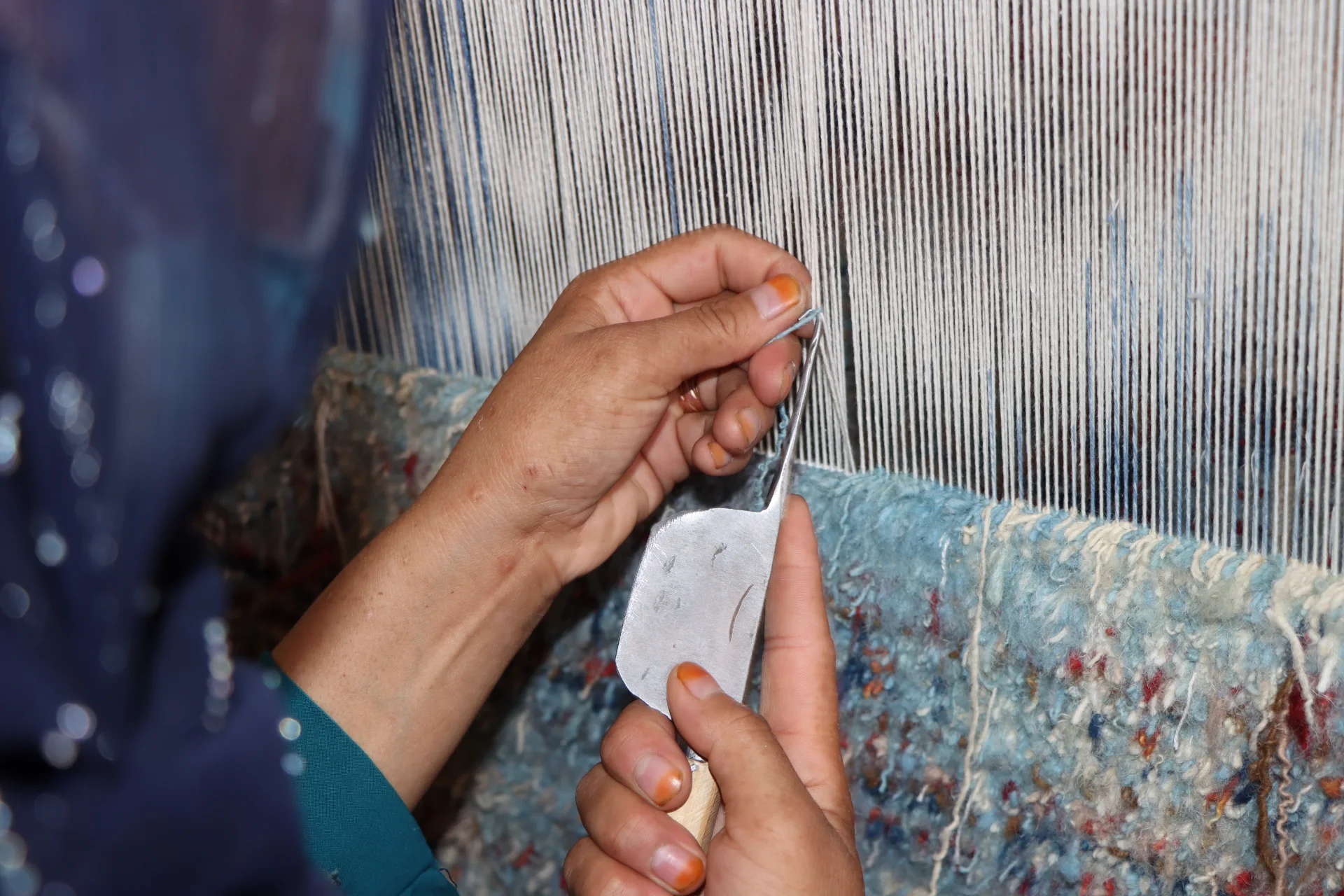 Frangipani — Hand-knotting on the loom